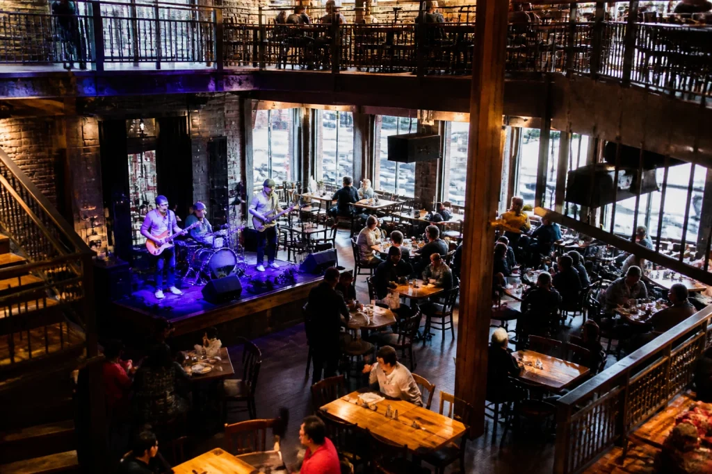 Live-music dining atmosphere at Rippy’s Smokin’ Bar & Grill on Broadway